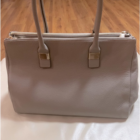 👜👜Furla pebbled leather tote bag with Removable shoulder straps. - Picture 4 of 16